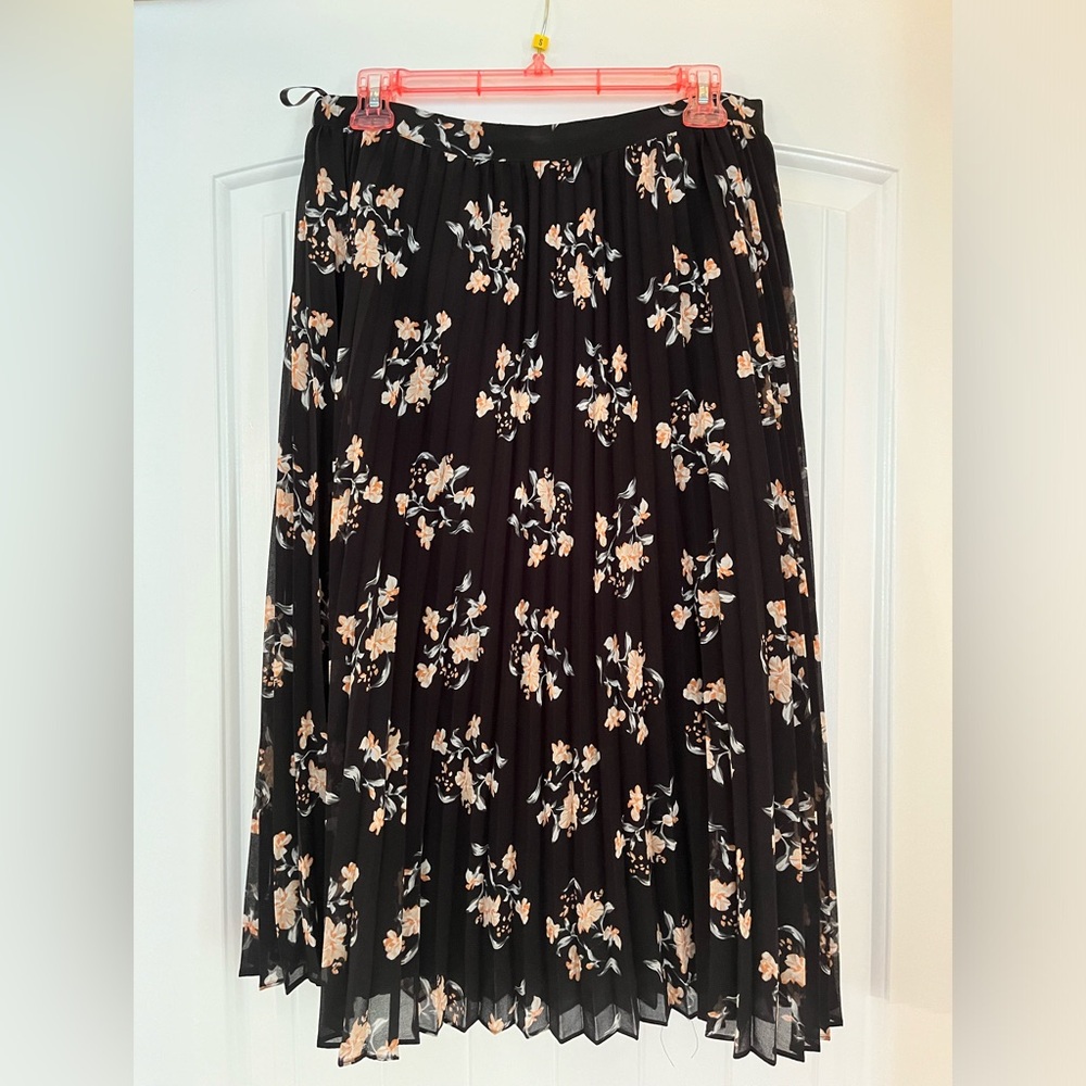 Calvin Klein Size S Black Floral Pleated Skirt